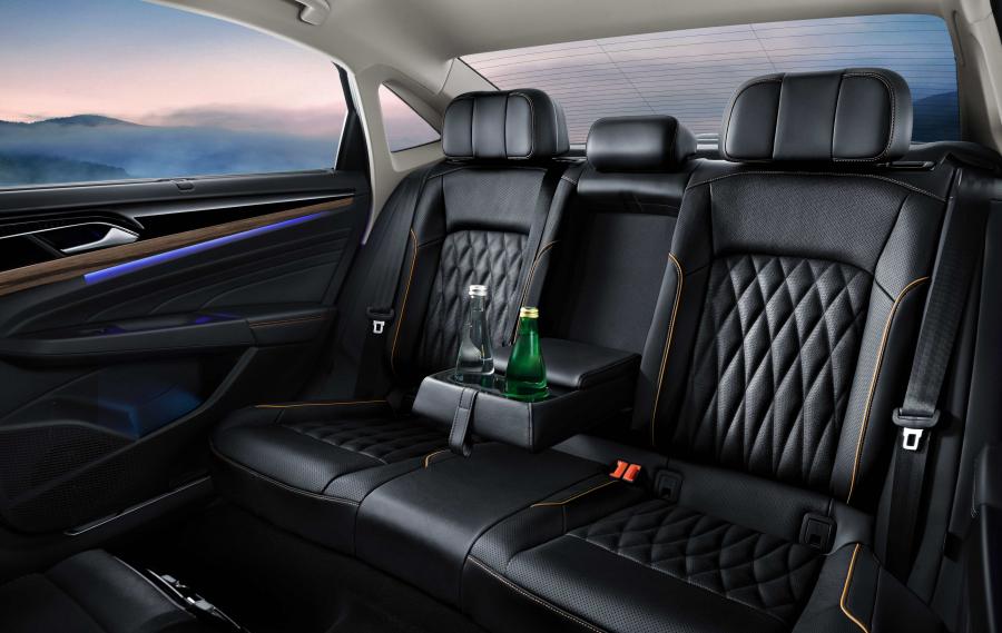 Интерьер Volkswagen Passat 380 TSI 2018 года  (CN) (фото 5 из 36)